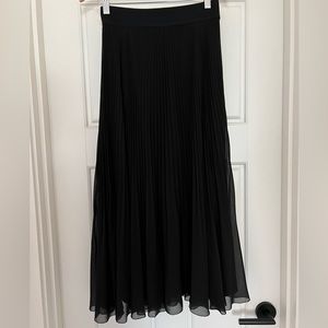 NEW Aritzia Wilfred Black Pleated Skirt Size Medium